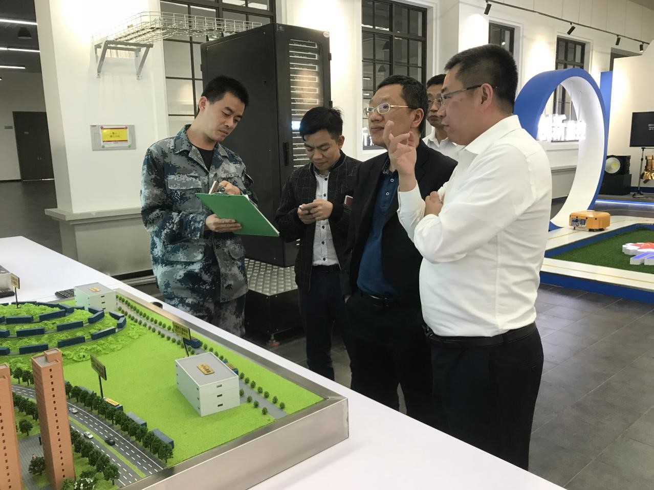 廣州黃埔區(qū)工信局黨組書記陳超蒞臨我司參觀指導(dǎo)